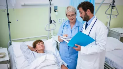 Doctor and nurse interacting with each other in hospital room / Foto: Wavebreakmedia
