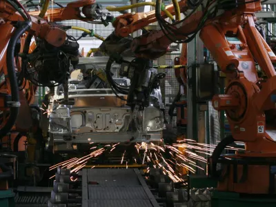 novi Renault Wind - REVOZ d.d., Novo mesto - začetek proizvodnje novega Renaultovega modela wind - Renault wind je 3,83 metra dolg dvosedi kupe-roadster z domiselnim odpiranjem električne zložljive strehe, ki se zloži v 12 sekundah.//FOTO: Matej Povše