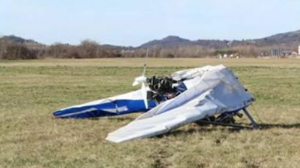 Ker je zmanjkalo goriva, je pilot z motornim zmajem pristal na travniku ob cesti. 