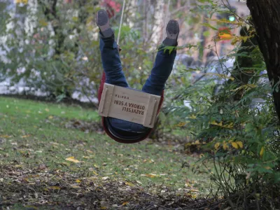 - ilustrativna fotografija - gugalnica - Miklošičev park - Mesec oblikovanja 2010 - Dizajn v mestu - inštalacija  DING DONG, ///FOTO: Luka Cjuha