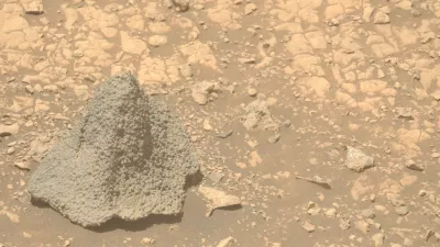 Rover Perserverance na Marsku, posnetek nenavadne kamnine v obliki čelade.Foto: NASA