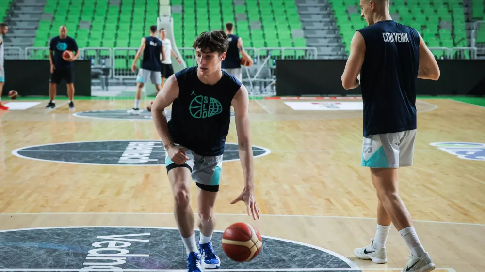 Ljubljana, dvorana Stozice.Trening moske clanske kosarkarske reprezentance v okviru priprav na evropsko prvenstvo.Kosarkar Mark Padjen.