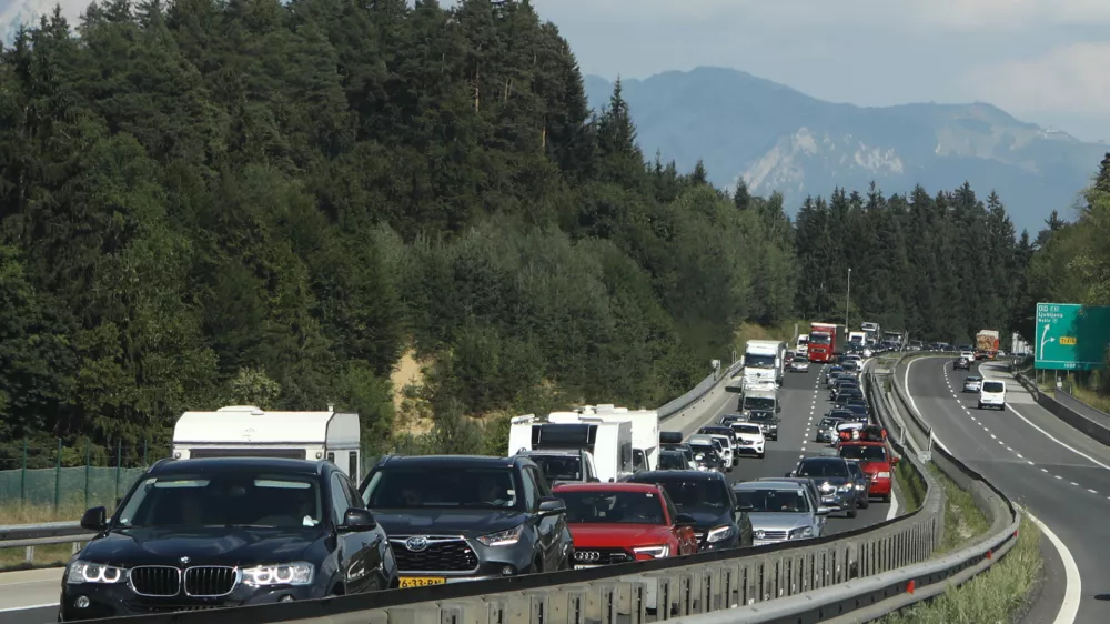 - 05.08.2022 – Reševalni pas na avtocesti, ki intervencijskim službam omogoča hitrejši dostop do kraja prometne nesreče oziroma drugega izrednega dogodka, //FOTO: Luka Cjuha