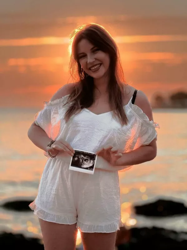 Konservativna influenserka je zadovoljno pokazala sliko svojega nosečega trebuščka in se hkrati zamislila nad dejstvom, da ni poročena 