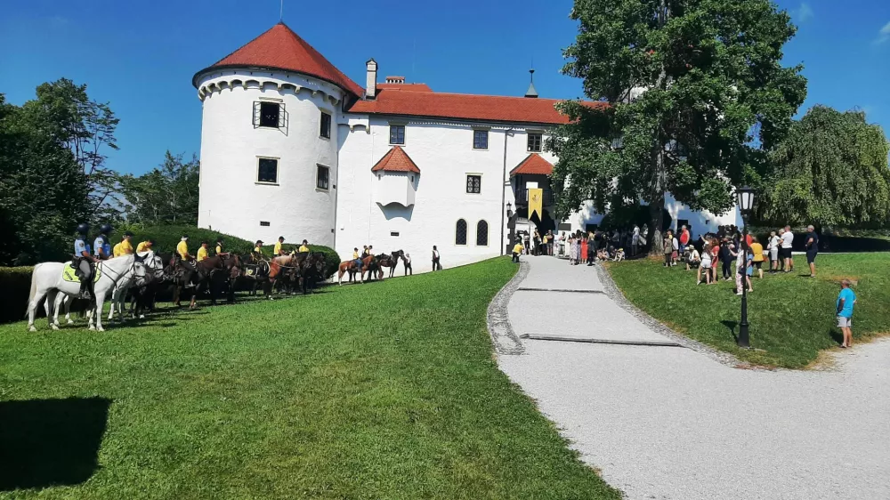 Sedež konjenikov je sloviti Valvasorjev grad na Bogenšperku