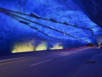 Različne barvne kombinacije in oblike stropa razbijejo monotonost in poskrbijo, da so vozniki lažje zbrani. 