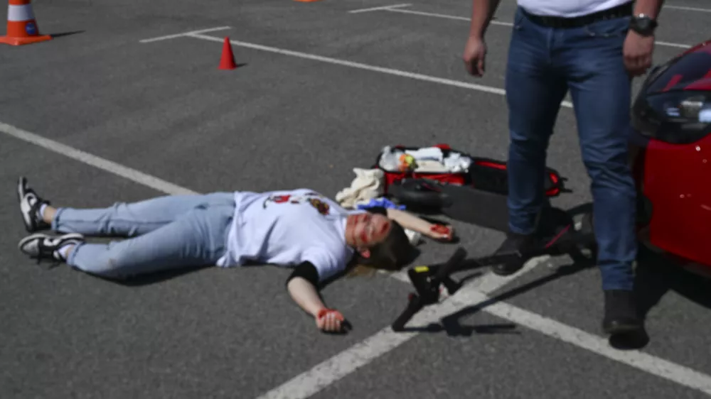 E - SKIROSKIRO SIMBOLIČNA FOTOGRAFIJAvarnost v prometu električni skiroprometna nesrečasmrt v prometupromettrčenjetrk14.05.2025 Novinarska konferenca: " Varno z e-skirojem "FOTO: Nik Erik Neubauer