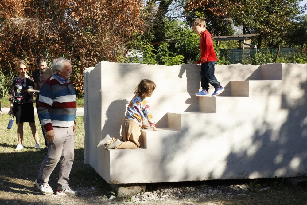 Nastala javna skulptura Ištvna Išta Huzjana, nastala na Forma vivi v Seči F Jadran Rusjan