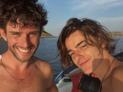 Bošnjak, desno in njegov španski prijatelj oziroma partner. 