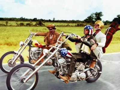 Harley-Davidson iz filma Goli v sedlu naj bi se prodal za 1,35 milijona dolarjev, a naj bi nato nakup preklicali, ker so se pojavili dvomi o avtentičnosti. 