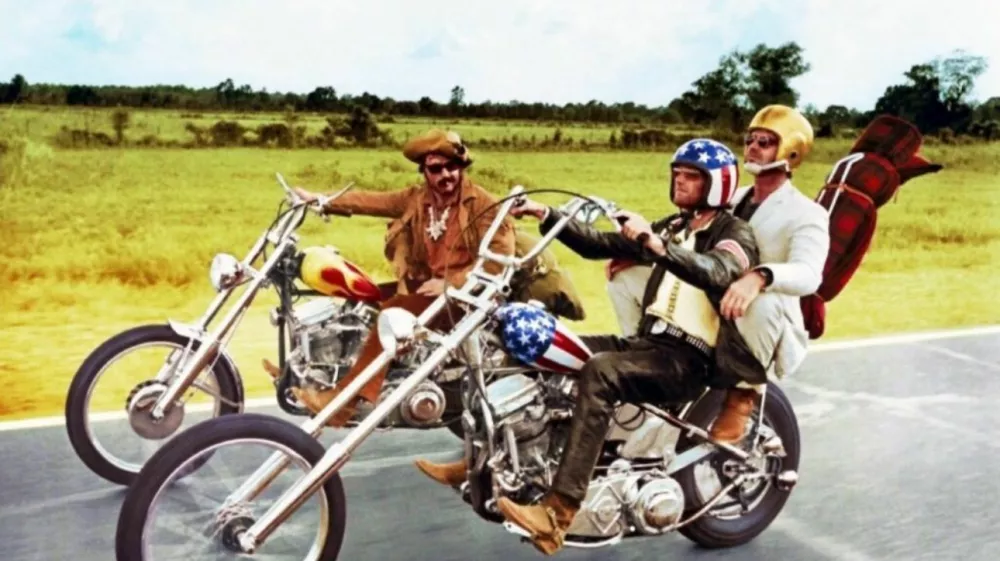 Harley-Davidson iz filma Goli v sedlu naj bi se prodal za 1,35 milijona dolarjev, a naj bi nato nakup preklicali, ker so se pojavili dvomi o avtentičnosti. 