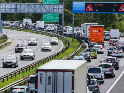 ﻿Odsek Brdo Kozarje- 11.08.2017 – ljubljanska zahodna obvoznica - zgoščen promet - gost promet z zastoji - kolone vozil - prometni zastoj -  //FOTO: Bojan Velikonja