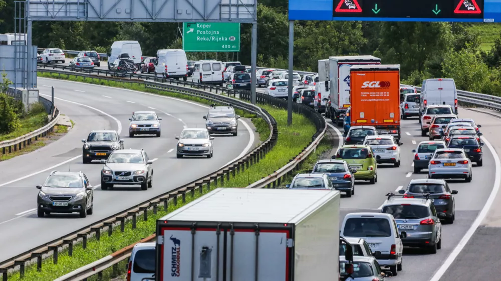 ﻿Odsek Brdo Kozarje- 11.08.2017 – ljubljanska zahodna obvoznica - zgoščen promet - gost promet z zastoji - kolone vozil - prometni zastoj -  //FOTO: Bojan Velikonja