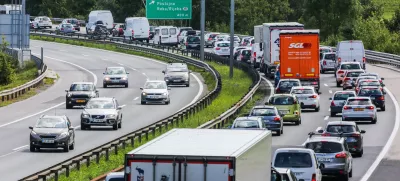 ﻿Odsek Brdo Kozarje- 11.08.2017 – ljubljanska zahodna obvoznica - zgoščen promet - gost promet z zastoji - kolone vozil - prometni zastoj -  //FOTO: Bojan Velikonja