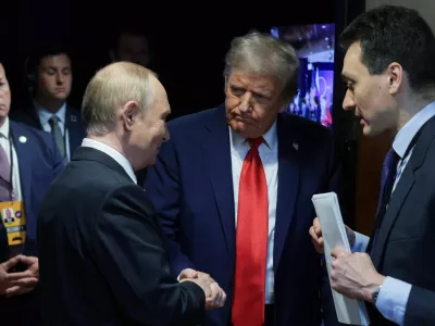 HANDOUT - 15 August 2025, US, Alaska: US President Donald Trump (C) and Russian President Vladimir Putin (L) speak privately ahead of their joint press conference following their meeting in Alaska. Photo: -/Kremlin/dpa - ATTENTION: editorial use only and only if the credit mentioned above is referenced in full