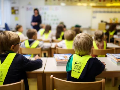 - prvošolčki- Osnovna šola OŠ Vič, Abramova ulica 26 v Ljubljani- rumene rutke - 01.09.2022 - Prvi šolski dan v novem šolskem letu 2022/23 – novo šolsko leto za 194.562 osnovnošolcev med njimi 20.797 prvošolcev in okrog 79.000 dijakov – prvošolci - osnovnošolci - šolstvo //FOTO: Bojan Velikonja