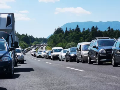 Postojna.Zastoj na primorski avtocesti zaradi prometne nesrece.