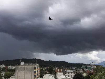 - 08.06.2023 - nevihtni oblaki nad Ljubljano, nevihta, dež, oranžni alarm. močnejši naliv, neurje //FOTO: Luka Cjuha