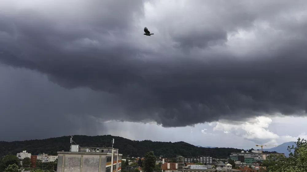 - 08.06.2023 - nevihtni oblaki nad Ljubljano, nevihta, dež, oranžni alarm. močnejši naliv, neurje //FOTO: Luka Cjuha
