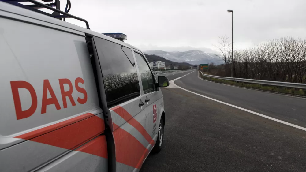 ﻿- Vipavska hitra cesta - delavci DARS - izločanje - 05.02.2015 - Mednarodni mejni prehod Vrtojba - zaradi predvidenega obilnega sneženja in burje prepoved vožnje za priklopnike in polpriklopnike pri vstopu v Slovenijo - ///FOTO: Luka Cjuha