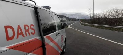 ﻿- Vipavska hitra cesta - delavci DARS - izločanje - 05.02.2015 - Mednarodni mejni prehod Vrtojba - zaradi predvidenega obilnega sneženja in burje prepoved vožnje za priklopnike in polpriklopnike pri vstopu v Slovenijo - ///FOTO: Luka Cjuha