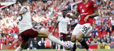 Soccer Football - Premier League - Manchester United v Arsenal - Old Trafford, Manchester, Britain - August 17, 2025 Arsenal's Mikel Merino in action with Manchester United's Benjamin Sesko Action Images via Reuters/Jason Cairnduff EDITORIAL USE ONLY. NO USE WITH UNAUTHORIZED AUDIO, VIDEO, DATA, FIXTURE LISTS, CLUB/LEAGUE LOGOS OR 'LIVE' SERVICES. ONLINE IN-MATCH USE LIMITED TO 120 IMAGES, NO VIDEO EMULATION. NO USE IN BETTING, GAMES OR SINGLE CLUB/LEAGUE/PLAYER PUBLICATIONS. PLEASE CONTACT YOUR ACCOUNT REPRESENTATIVE FOR FURTHER DETAILS..