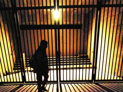 ilustracija, rešetke - zapor - svetloba------4 kolone