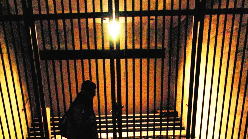 ilustracija, rešetke - zapor - svetloba------4 kolone