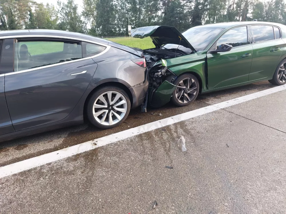  Verižno trčenje, prometna nesreča, avstrijska avtocesta, avtocesta, trčenje vozil Verižno trčenje 33 vozil pri Gradcu zaradi razlitja dizla iz cisterne, 18. 8. 2025Foto: Prostovoljni gasilci Ludensdorf