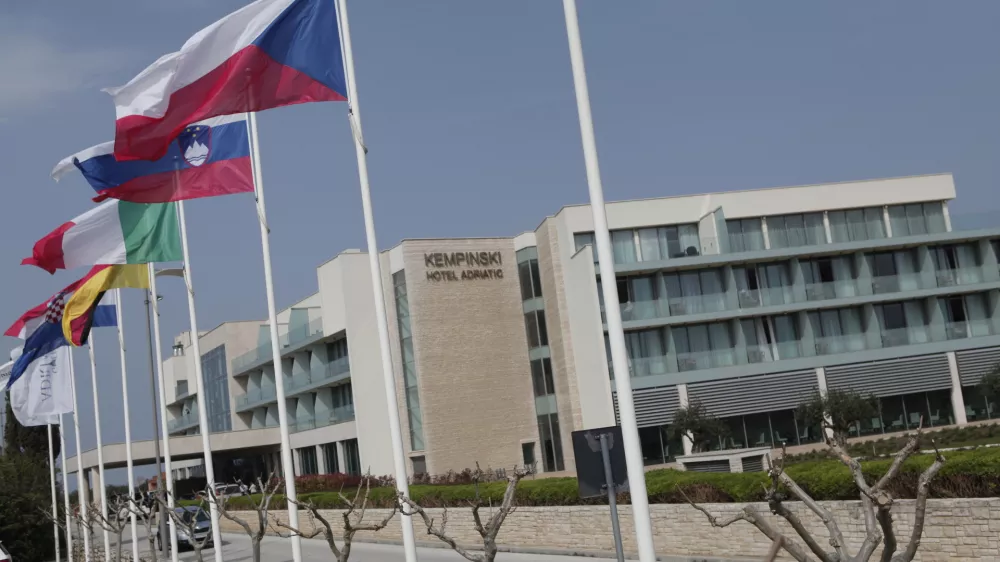 ﻿- Hrvaška 2014 - Rezidencija Skiper Suites Hotel, Savudrija, Alberi 300, Kempinski luksuzno počitniško apartmajsko naselje - slovenska zastava //FOTO: Luka Cjuha