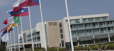 ﻿- Hrvaška 2014 - Rezidencija Skiper Suites Hotel, Savudrija, Alberi 300, Kempinski luksuzno počitniško apartmajsko naselje - slovenska zastava //FOTO: Luka Cjuha