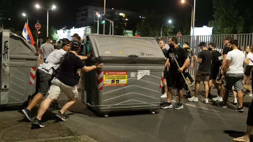 Anti-government protesters erect barricades during clashes with police in Belgrade, Serbia, August 16, 2025. REUTERS/Djordje Kojadinovic