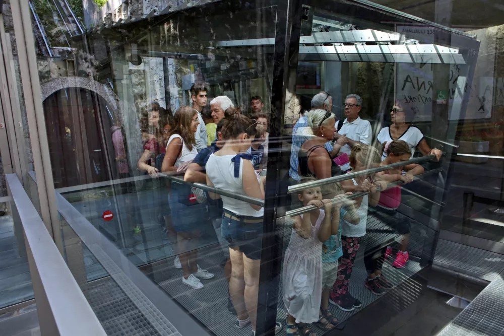 ﻿- 30.08.2017 - vzpenjača na ljubljanski grad – turisti v Ljubljani – //FOTO: Tomaž Skale