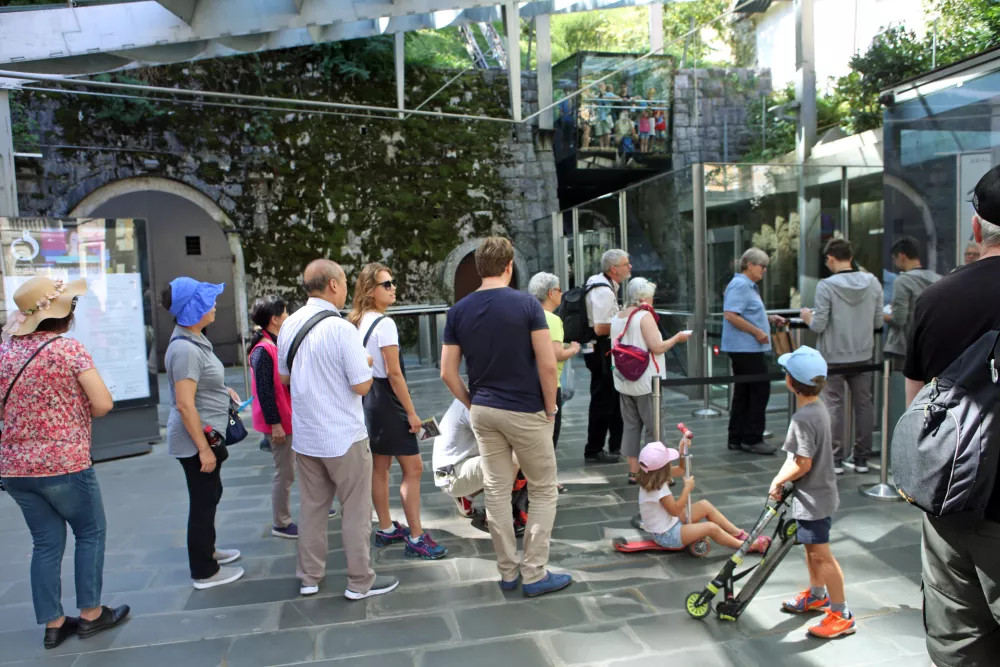 ﻿- 30.08.2017 - vzpenjača na ljubljanski grad – turisti v Ljubljani – čakalna vrsta//FOTO: Tomaž Skale