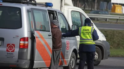 ﻿- nadzorniki DARS - 5.12.2013 - Avtocestno počivališče Voklo - gorenjska avtocesta - preusmeritev prometa skozi počivališče - kontrola cestnega prometa v kateri so sodelovali policisti, cariniki in cestninski nadzorniki DARS //FOTO: Luka Cjuha