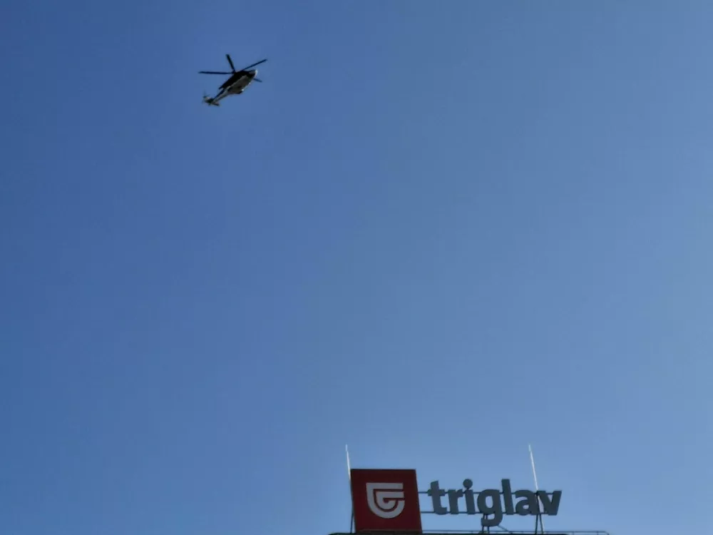 Gospodarsko razstavišče pred začetkom sojenja za mafijski umor Satka Zovka preletava helikopter. 