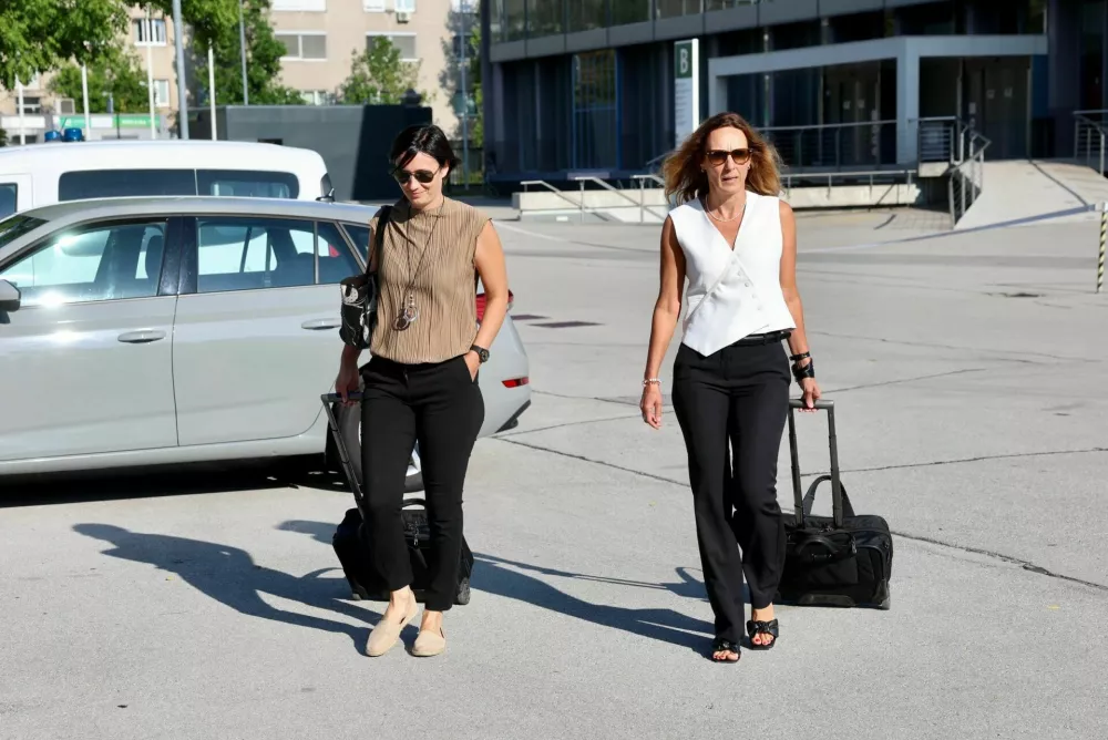 Tožilki Špela Brezigar (levo) in Nevena Vukčević (desno) na sojenju za mafijski umor Satka Zovka. 