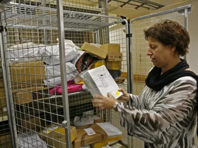 ﻿Mirjam Pičman (Sektor za mednarodne odnose) - Carinski urad Ljubljana - Izpostava Pošta Ljubljana - poštne pošiljke - poštni paketi - 14.10.2014 - Pošta Slovenije - poštni logistični center Ljubljana, Cesta v Mestni log 81 - skladišče //FOTO: Tomaž Skale