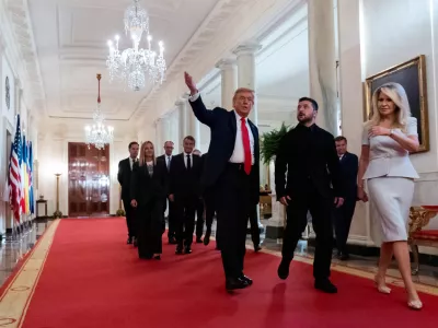 President Donald Trump, center, walks in the Cross Hall with Ukrainian President Volodymyr Zelenskyy, followed by British Prime Minister Keir Starmer, French President Emmanuel Macron, German Chancellor Friedrich Merz, Italian Prime Minister Giorgia Meloni, Finnish President Alexander Stubb, NATO Secretary General Mark Rutte and European Commission President Ursula von der Leyen, at the White House, Monday, Aug. 18, 2025, in Washington. (AP Photo/Alex Brandon) / Foto: Alex Brandon