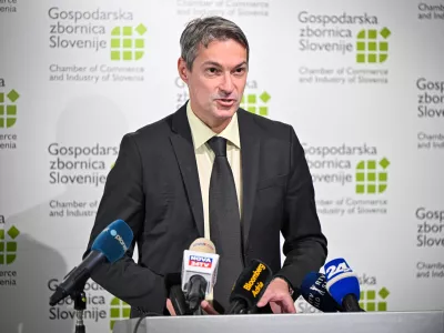 Ljubljana, Gospodarska zbornica Slovenije.Izjava za medije GZS s komentarjem gospodarske rasti v prvem polletju 2025 in dinamike industrijske proizvodnje.Vodja analitske sluzbe GZS Bojan Ivanc.
