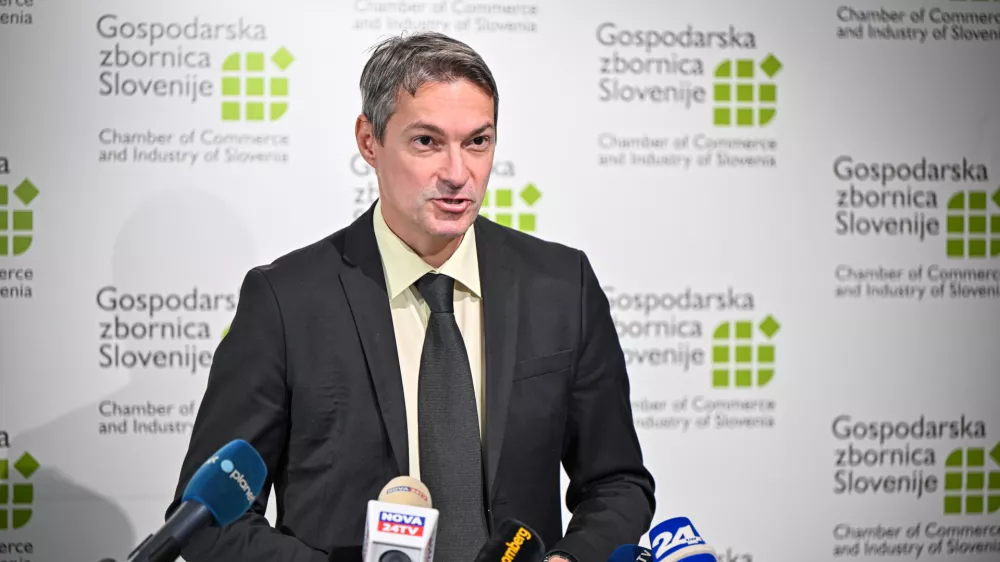 Ljubljana, Gospodarska zbornica Slovenije.Izjava za medije GZS s komentarjem gospodarske rasti v prvem polletju 2025 in dinamike industrijske proizvodnje.Vodja analitske sluzbe GZS Bojan Ivanc.