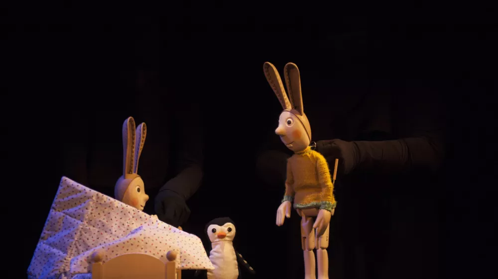 Likovna zasnova Silvana Omerzuja za lutkovno predstavo Karelčkove zgodbice v Lutkovnem gledališču Ljubljana, 2017 