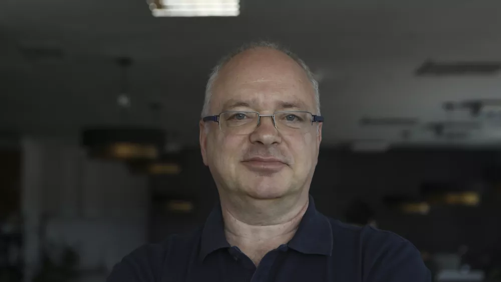 - 19.06.2023 - Dr. Dejan Verčič, profesor, avtor, podjetnik in partner v skupini Herman & partnerji, je v zadnjem desetletju, in sicer med leti 2010–2019, drugi najbolj citirani raziskovalec na področju globalnih odnosov z javnostmi na svetu. //FOTO: Luka Cjuha