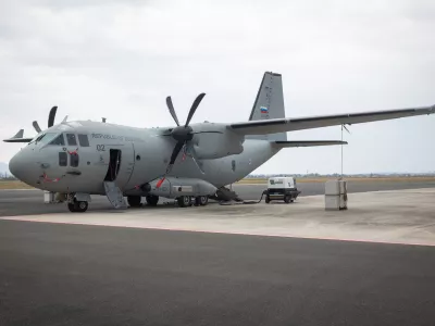 Cerklje ob Krki, Vojasnica Jerneja Molana.Obisk predsednice republike Natase Pirc Musar v Vojasnici Jerneja Molana v Cerkljah ob Krki, kjer se je seznanila s porocilom o stanju pripravljenosti Slovenske vojske za leto 2024 in z drugimi zadevami, pomembnimi za obrambo drzave.Transportno letalo Alenia C-27J Spartan.