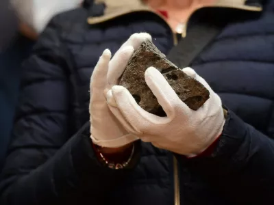 Za přísných bezpečnostních opatření přivezla 4. listopadu 2021 do Vlastivědného muzea Olomouc (VMO) ozbrojená policejní eskorta unikátní soubor meteoritů vážících dohromady téměř osm kilogramů. Stáří fragmentů meteoritů, které našli dělníci v Lundwallově cihelně v Opavě-Kylešovicích v červenci 1925, je odhadováno na více než 18.000 let. Na snímku Lenka Jarošová, vedoucí oddělení přírodních věd Slezského zemského muzea, drží v ruce největší část meteoritu.,Image: 668691606, License: Rights-managed, Restrictions:, Model Release: no