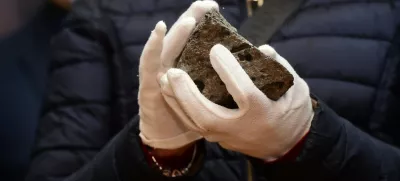 Za přísných bezpečnostních opatření přivezla 4. listopadu 2021 do Vlastivědného muzea Olomouc (VMO) ozbrojená policejní eskorta unikátní soubor meteoritů vážících dohromady téměř osm kilogramů. Stáří fragmentů meteoritů, které našli dělníci v Lundwallově cihelně v Opavě-Kylešovicích v červenci 1925, je odhadováno na více než 18.000 let. Na snímku Lenka Jarošová, vedoucí oddělení přírodních věd Slezského zemského muzea, drží v ruce největší část meteoritu.,Image: 668691606, License: Rights-managed, Restrictions:, Model Release: no