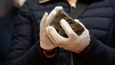 Za přísných bezpečnostních opatření přivezla 4. listopadu 2021 do Vlastivědného muzea Olomouc (VMO) ozbrojená policejní eskorta unikátní soubor meteoritů vážících dohromady téměř osm kilogramů. Stáří fragmentů meteoritů, které našli dělníci v Lundwallově cihelně v Opavě-Kylešovicích v červenci 1925, je odhadováno na více než 18.000 let. Na snímku Lenka Jarošová, vedoucí oddělení přírodních věd Slezského zemského muzea, drží v ruce největší část meteoritu.,Image: 668691606, License: Rights-managed, Restrictions:, Model Release: no