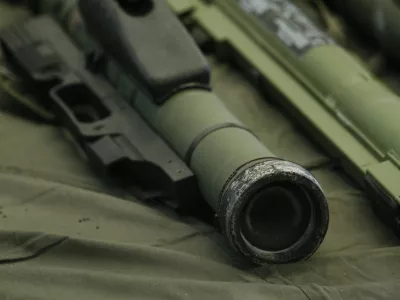 armbrust - nemški ročni netrzajni minomet- Generalna policijska uprava (GPU) in Policijska uprava Postojna, predstavili zaseg večje količine orožja in povedali več o preiskanem vlomu v skladišče na poligonu v Polhovi jami v bližini Pivke.  //FOTO: Matej PovšeOPOMBA: ZA OBJAVO V ČASOPISU DNEVNIK