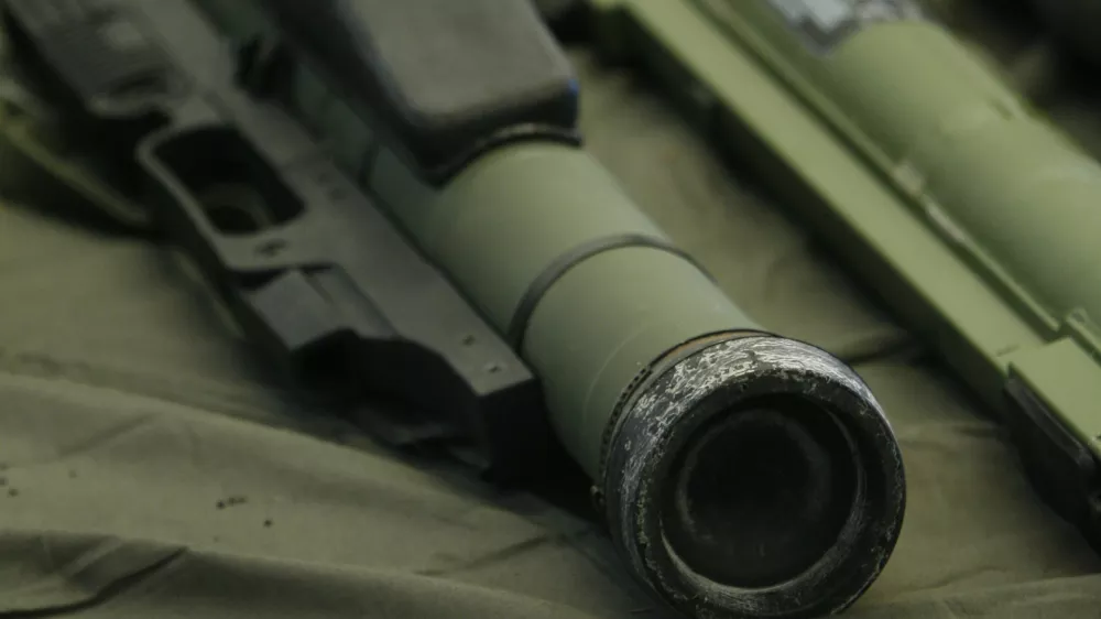 armbrust - nemški ročni netrzajni minomet- Generalna policijska uprava (GPU) in Policijska uprava Postojna, predstavili zaseg večje količine orožja in povedali več o preiskanem vlomu v skladišče na poligonu v Polhovi jami v bližini Pivke.  //FOTO: Matej PovšeOPOMBA: ZA OBJAVO V ČASOPISU DNEVNIK