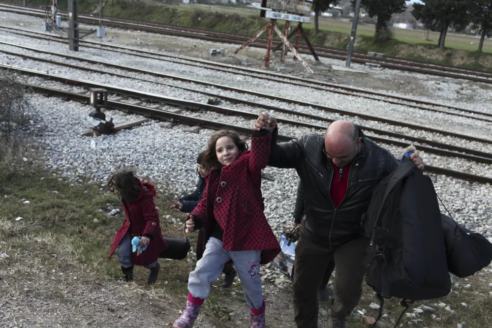 ﻿26.01.2016 -- Mejni prehod Idomeni/Gevgelija - glavna pot prek katere trenutno begunci iz Turčije in Grčije ter Balkana potujejo v Evropo - Begunci 2016 - migracije po zahodni balkanski poti - migracijska pot beguncev iz Sirije, Afganistana in Iraka čez Balkan proti zahodni Evropi - evropska begunska kriza - migranti -    ///FOTO: Luka Cjuha